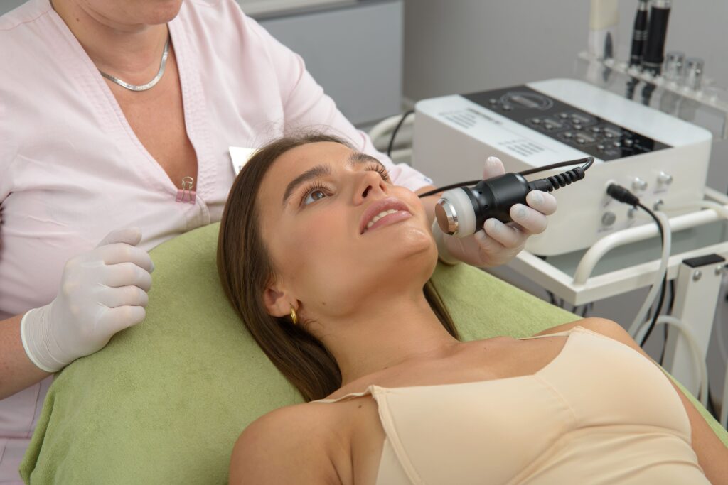 RF Microneedling: Eine Hautstrafbehandlung