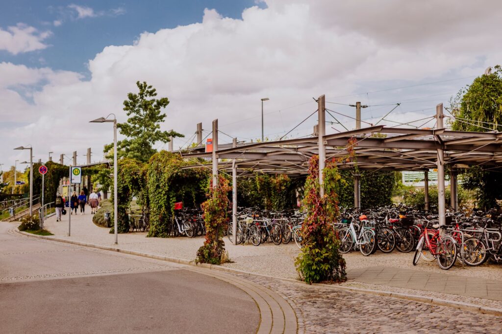 Eine Fahrradüberdachung an einer belebten Station bietet vielen Fahrrädern einen geschützten Abstellplatz und unterstützt nachhaltige Mobilität.