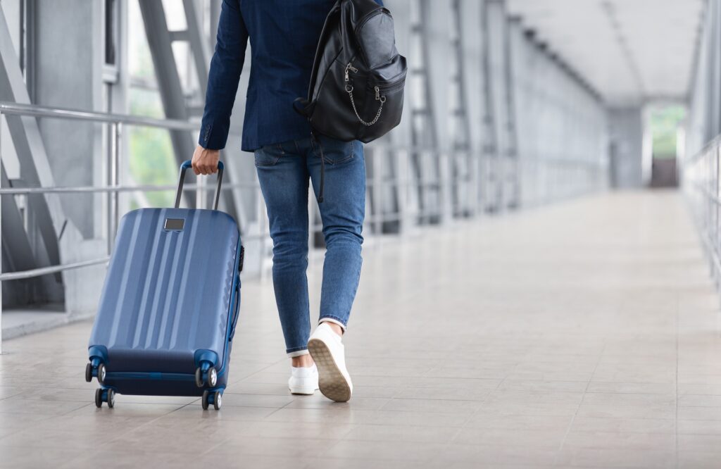 Reisender mit Trolley im Terminal | Emirates Business Class