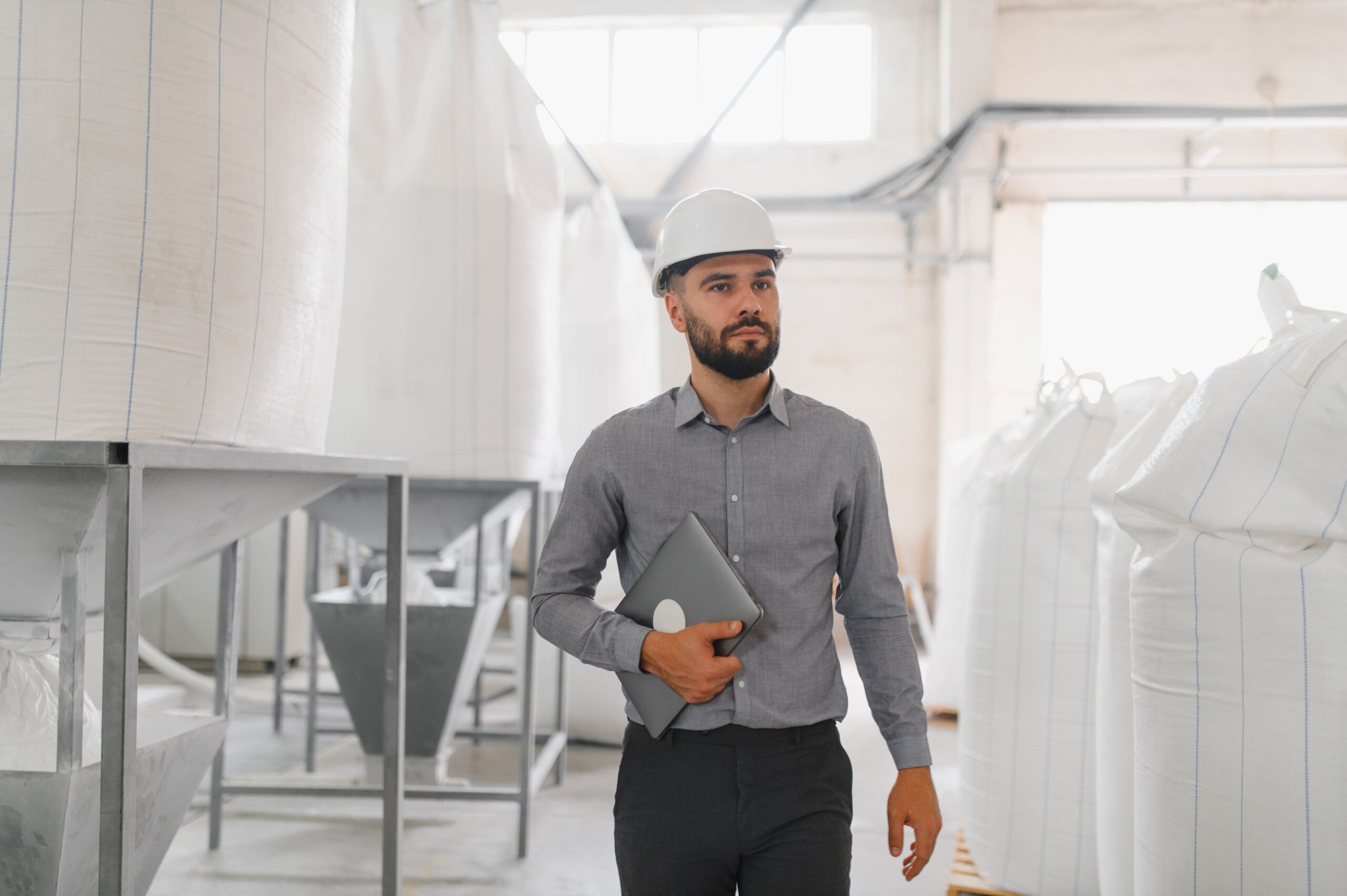 Mitarbeiter prüft nach einer E-Learning Hygiene-Schulung die Umsetzung von Hygienestandards in der Produktion
