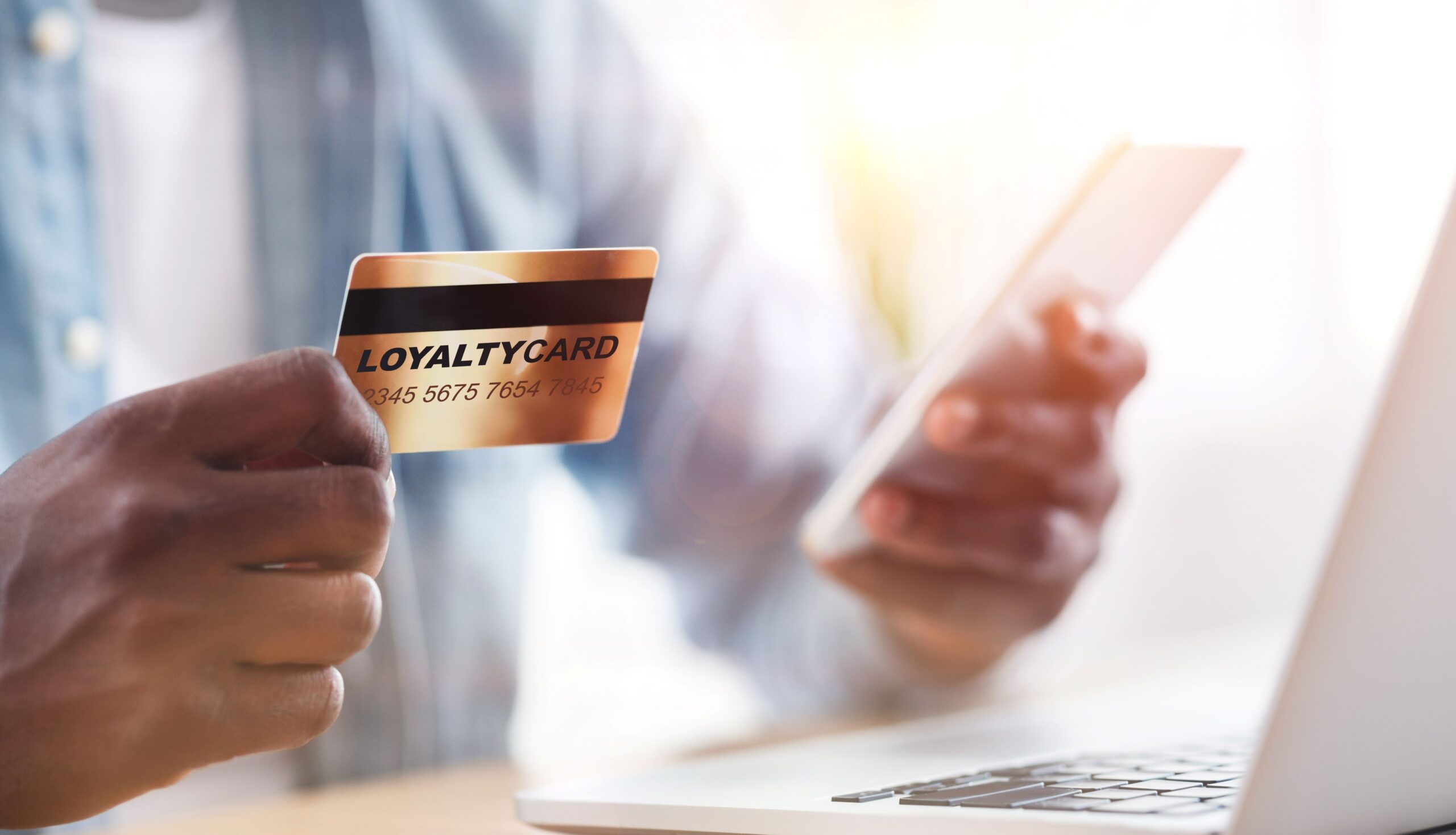 Eine Person hält eine Loyalty-Karte in der Hand – strategisch eingesetzte Kundengeschenke fördern langfristige Kundenbeziehungen