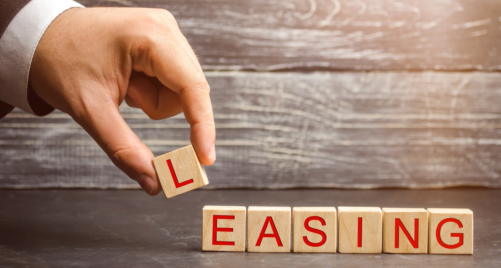 Leasing dargestellt mit Holzbuchstaben | Gabelstapler mieten