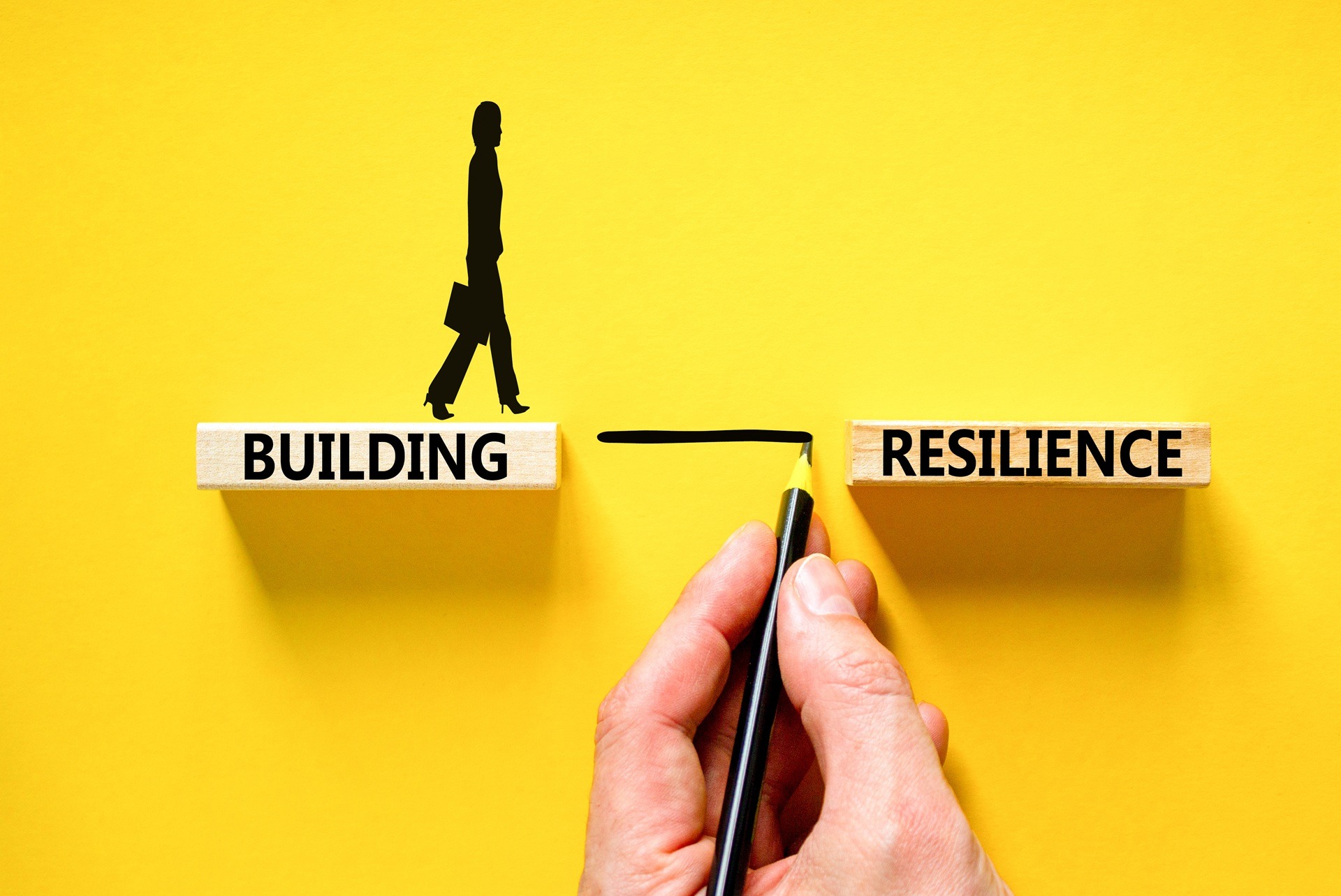 Hand zeichnet Brücke zu Resilienz | Pflegehilfskraft Ausbildung